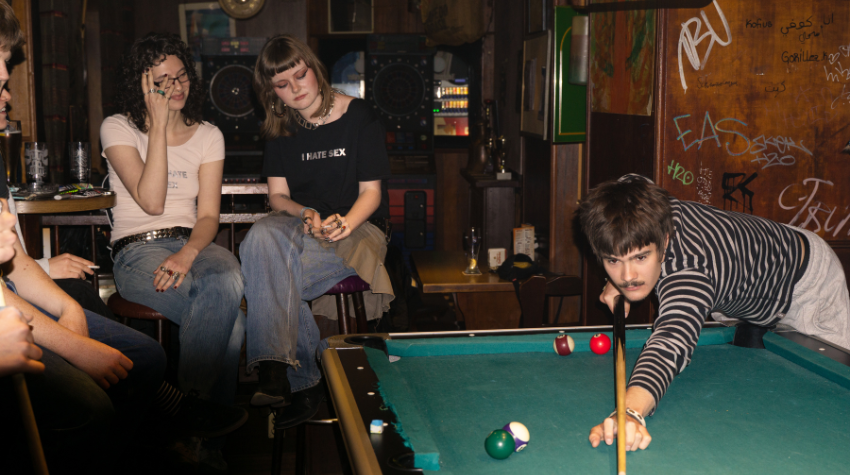 Jugendliche spielen Billiard