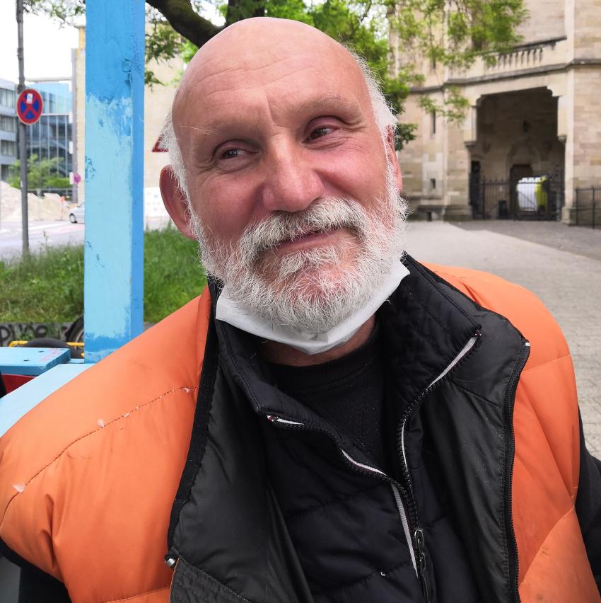 Harry Pfau in einer orangenen Weste
