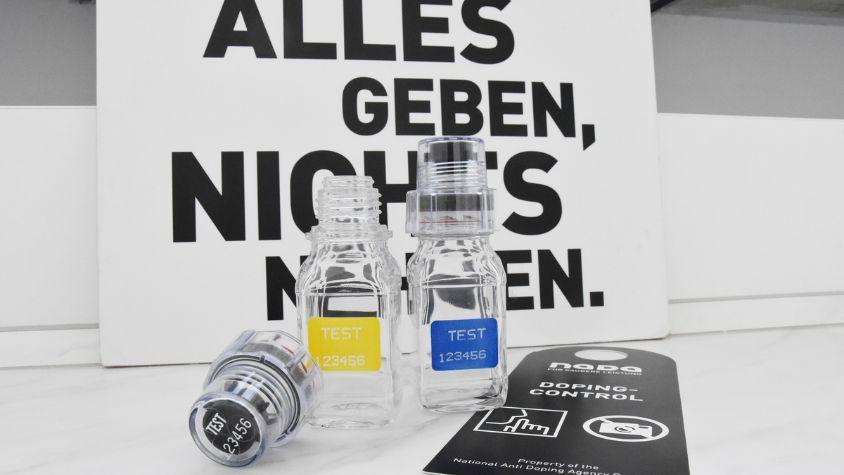 Zwei Urinbecher des Testkits einer Dopingkontrolle sind zu sehen.