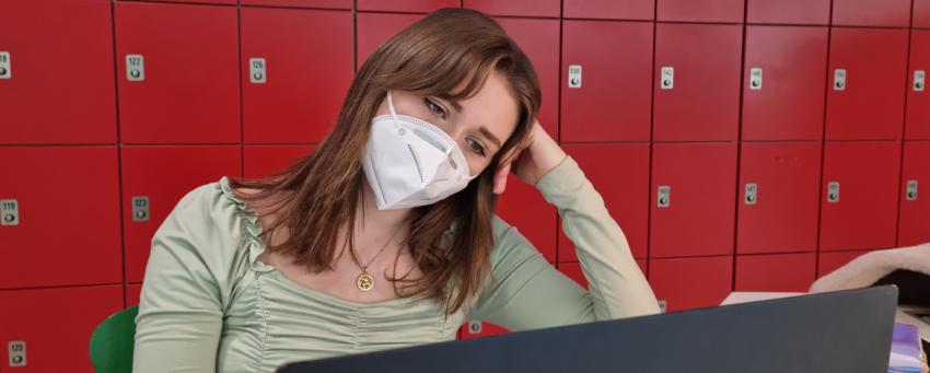 Studierende mit Maske