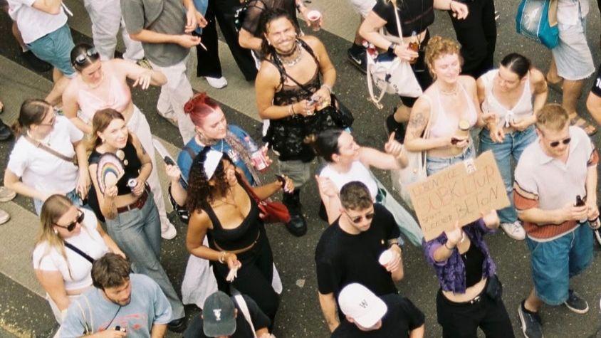 Menschen, die bei der Tanzdemo protestieren.