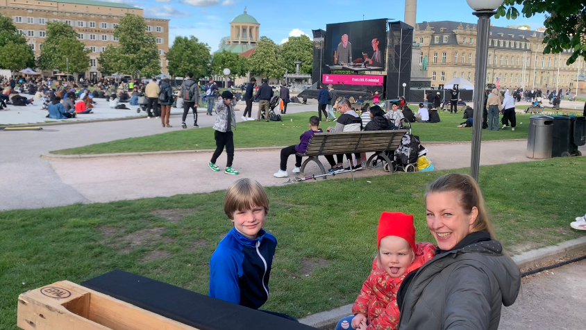 Im Open-Air Kino sehen drei Besucher eine Weltpremiere