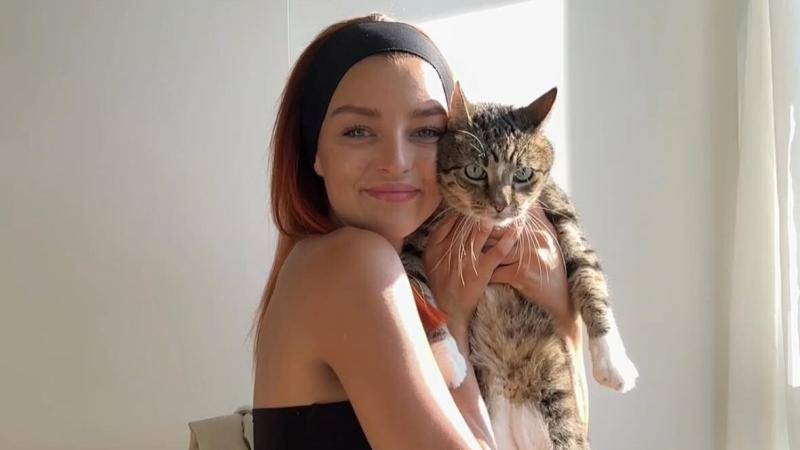 Women with a cat.