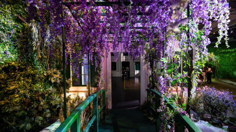 Eingang des Hauses gesäumt mit Blumen an der Decke 