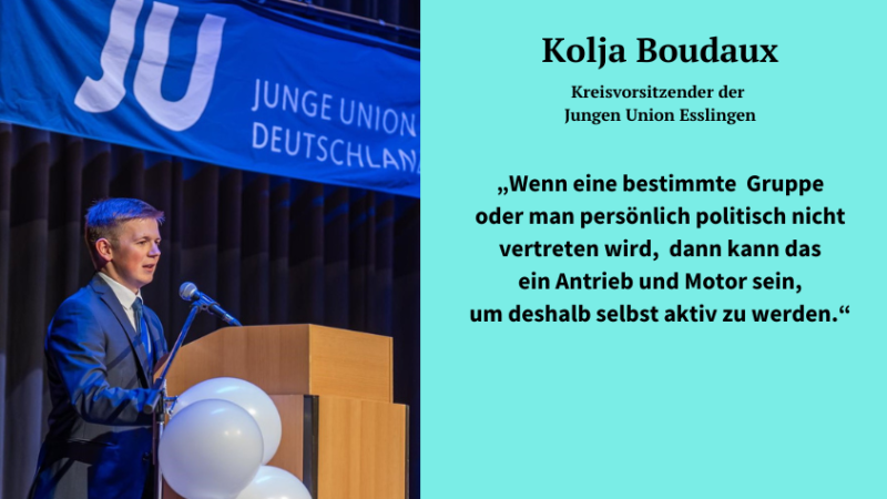 Der JU-Vorsitzende des Kreisverbands Esslingen hält eine Rede in einem blauen Anzug.