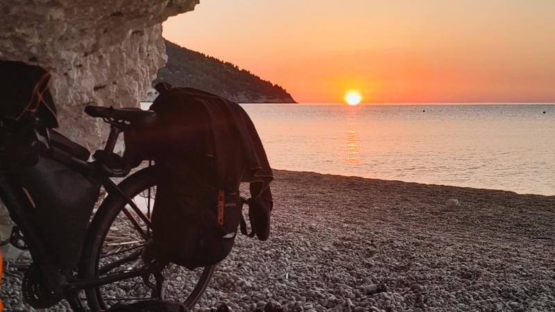 Ein Schlafplatz am Strand unter freiem Himmel im Gargano Nationalpark, Italien.