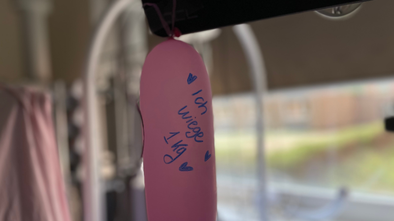 Luftballons neben dem Inkubator