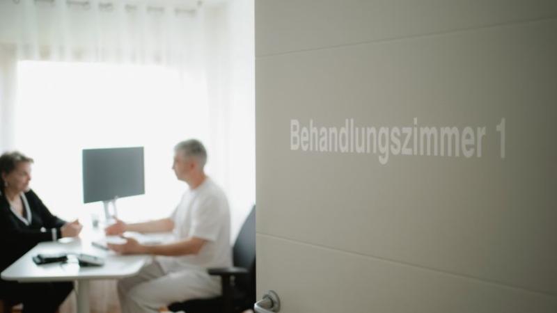 Patientin und Arzt unterhalten sich im Behandlungszimmer über Wegovy, eine Abnehmspritze zur Gewichtsabnahme