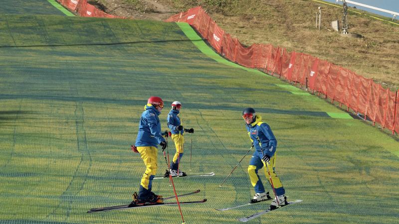 Skifahren auf Matten.