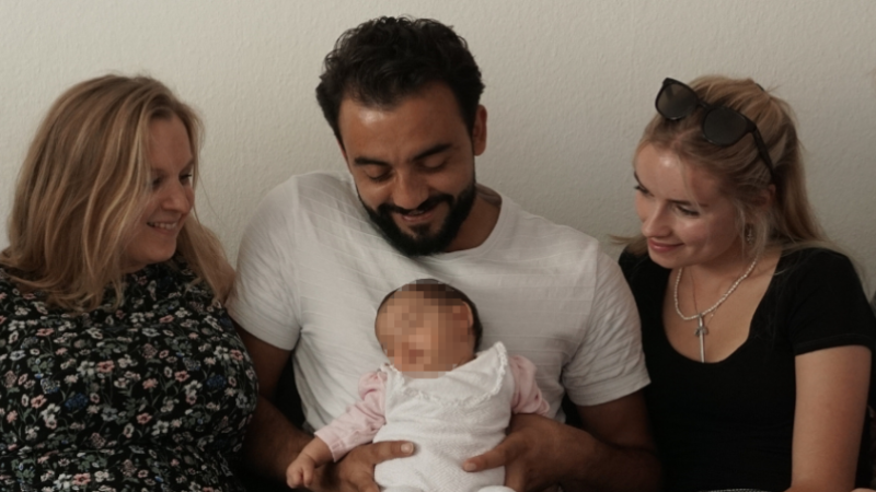 Eiad hat Amaya auf dem Schoß, Julia und ich sitzen daneben.