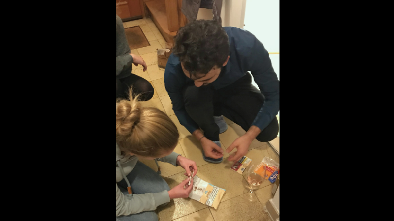 Eiad und ich knien auf dem Boden und drehen Zigaretten.