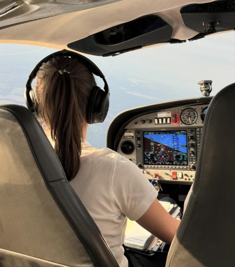 Julia während einem Flug in Rostock-Laage