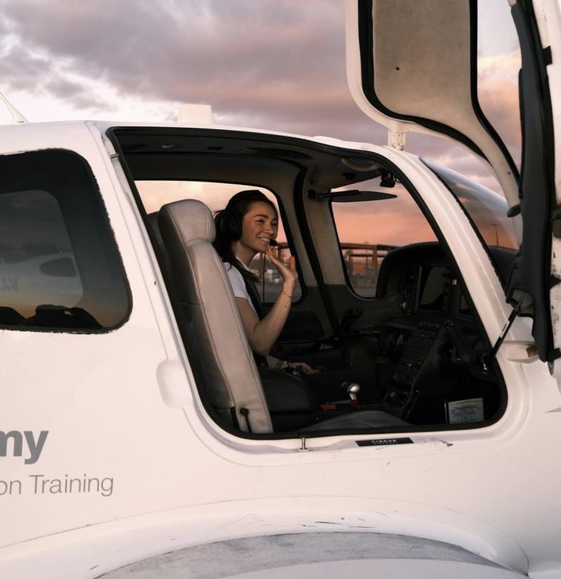 Julia im Übungsflugzeug nach ihrer Landung