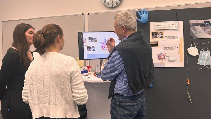 Der Stand von „Herzensanrichte“ im Krankenhausstil.