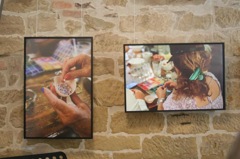 Fotografien im HoffnungsHaus zeigen Frauen bei kreativen Tätigkeiten, ohne erkennbare Gesichter.