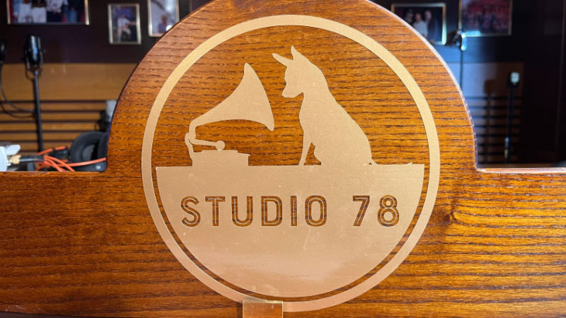 Man sieht das Logo des Podcast- und Radio-Studios.