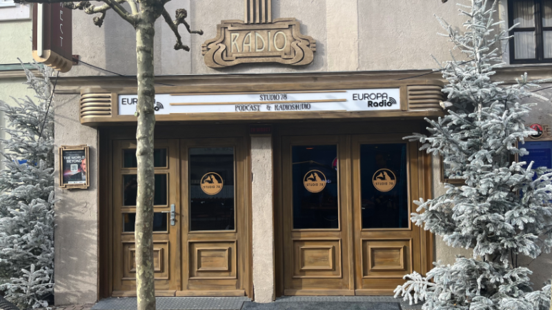 Man sieht das „Studio 78“ von Nahem.