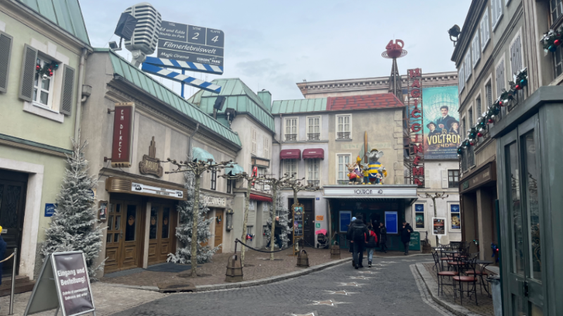 Man sieht das 4D-Kino und den Walk of Fame im französischen Themenbereich.