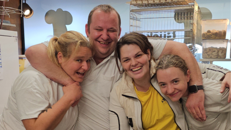 Tatjana und ihr Team umarmen sich fürs Gruppenfoto