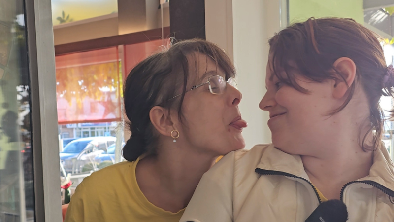 Tatjana und ihre Kollegin Martina, die ihr die Zunge rausstreckt