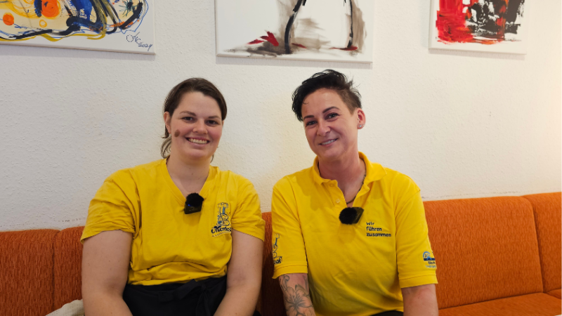 Tatjana Kühr mit ihrer Teamleiterin Katja Becker.