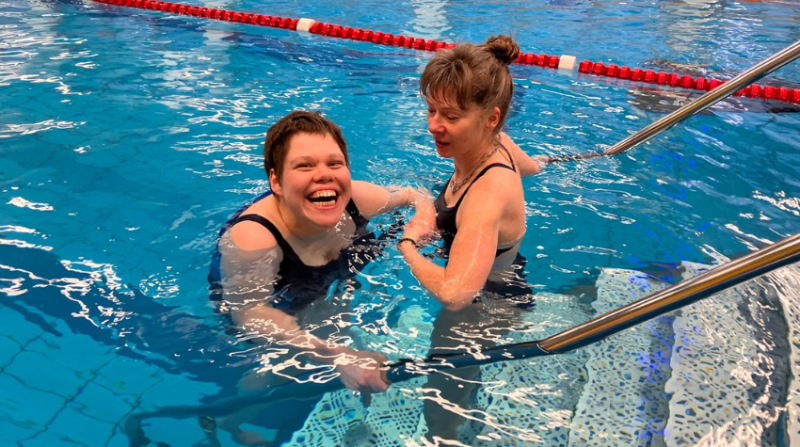 Frau mit Annette im Wasser die lacht