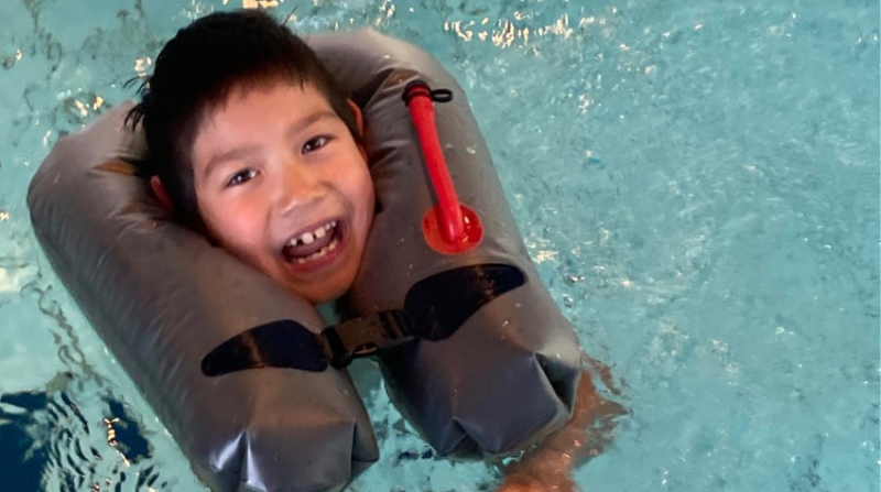 Lächelnder Junge im Wasser