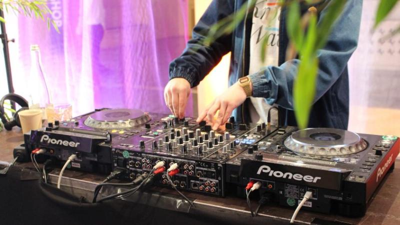 DJ Pult bei der Pre-Work-Party