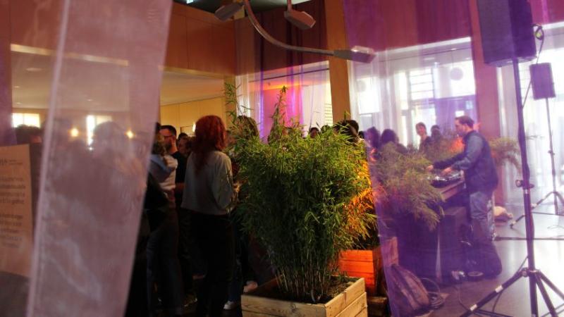 Von Vorhängen umrahmte Tanzfläche der Pre-Work-Party
