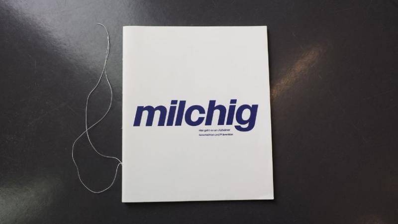 Cover des Magazins "milchig" auf dunkelgrauem Hintergrund.