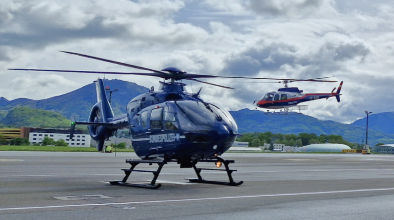 Zwei Helikopter bei der Sammlung von Messdaten.