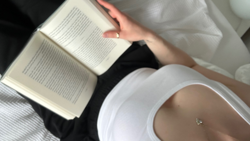 Person die Buch liest von oben