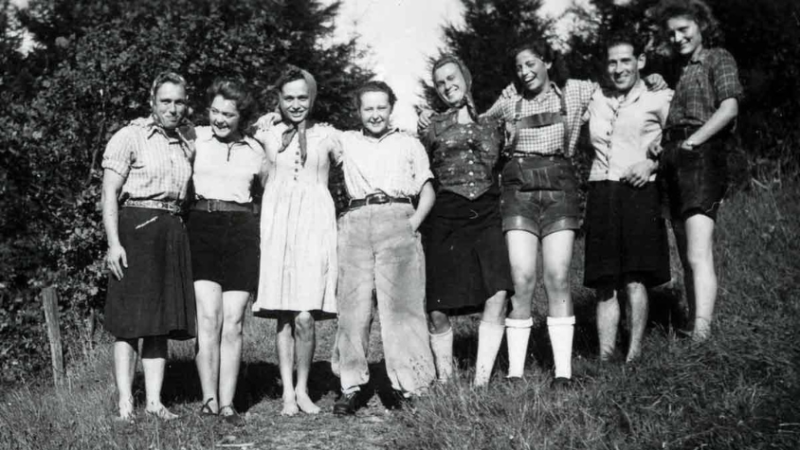 Mädchen und Jungen in einer Reihe, die ihre Kleider getauscht haben.