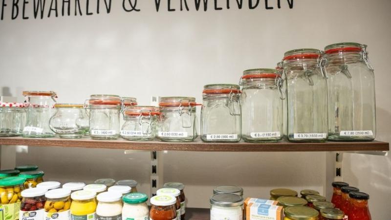 Wer seine Behältnisse vergisst, findet in vielen Unverpackt-Läden Ersatz.