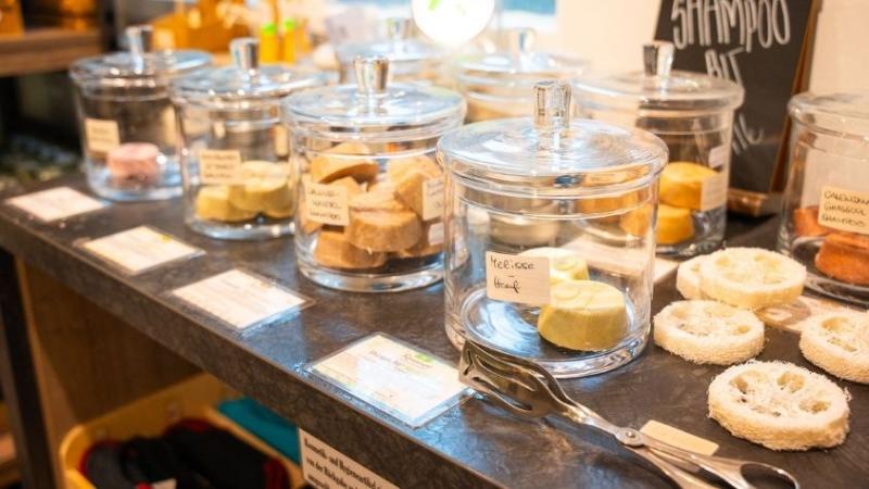 Im "Schüttgut" findet man feste Seifen fürs plastikfreie Duschen.