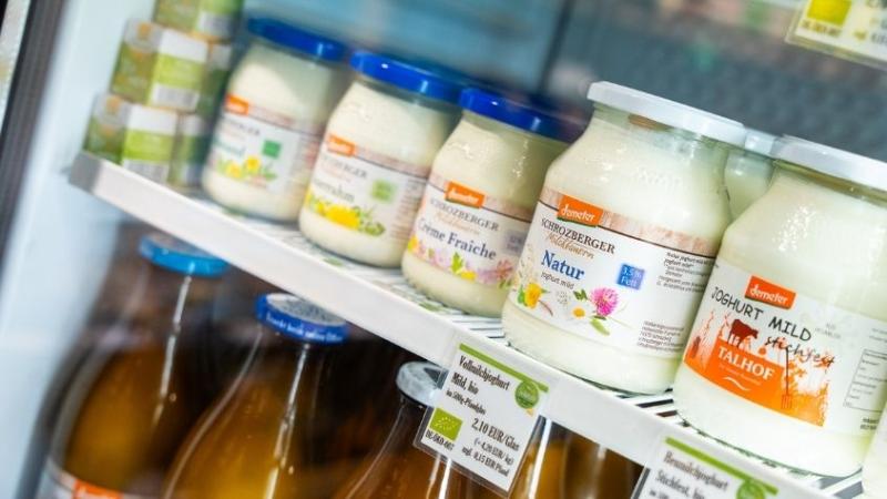 Ganz ohne Verpackung geht es nicht: Molkereiprodukte wie Joghurt werden in Pfand-Gläsern angeboten.